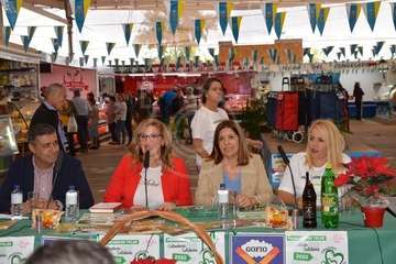 Presentación del calendario solidario 2010 en el Mercado Municipal de Telde (Foto TA)